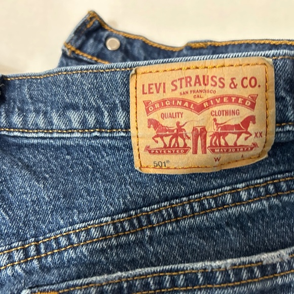 Levi women's jean shorts button up size 28 - Picture 3 of 5